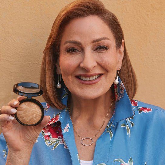 Laura Geller holding Baked Balance-n-Brighten 
