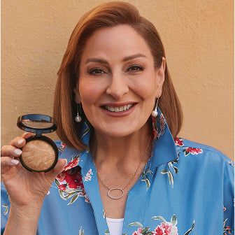 Laura Geller holding Baked Balance-n-Brighten 