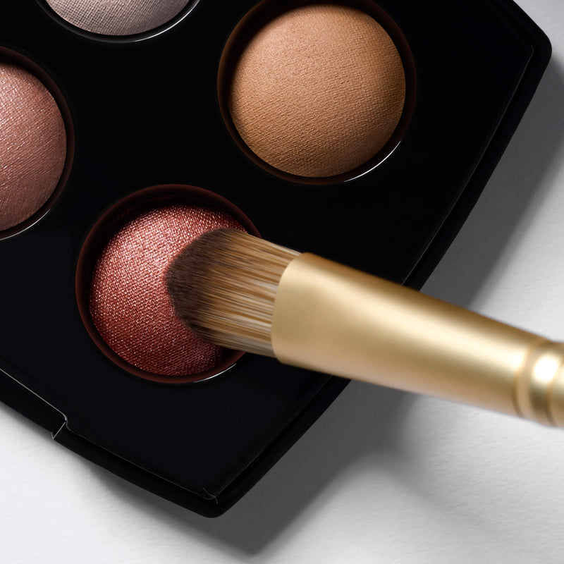 Dual-Ended Eye Shadow Brush Lifestyle