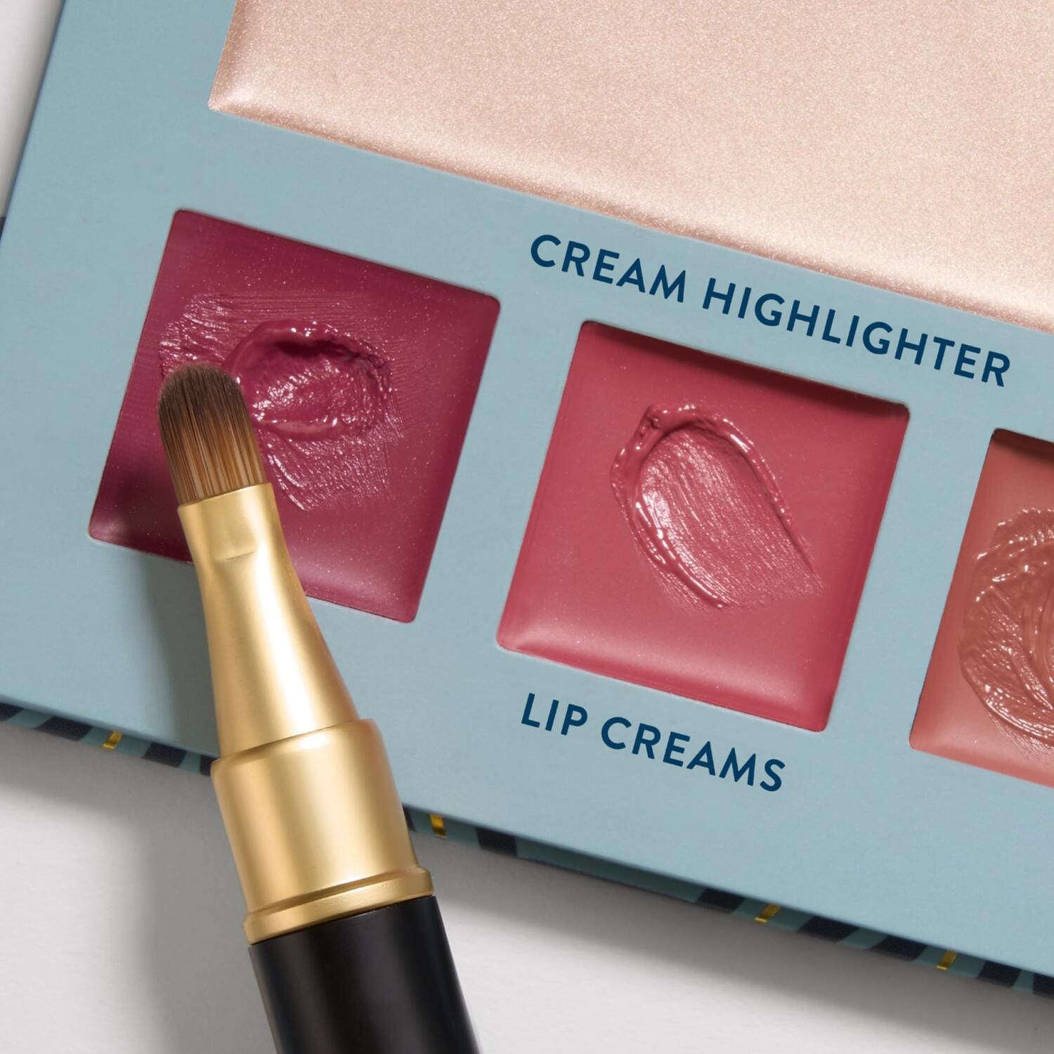 Dual-Ended Retractable Lip + Eyeshadow Brush - lip lifestyle