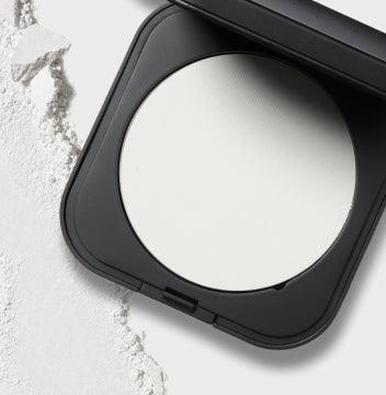 Laura Geller Matte Maker Setting Powder product with texture