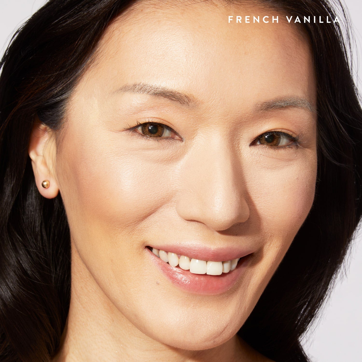 Baked Natural Glow Highlighter French Vanilla Model